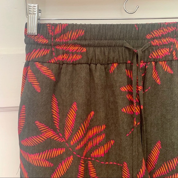 Printed Olive Crepe Shorts 4” - Picture 8 of 11